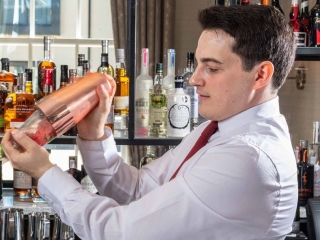 Mark-Shaking-cocktail