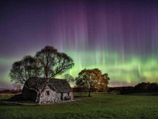 Visit-Experience-Northern-Lights-over-Culloden